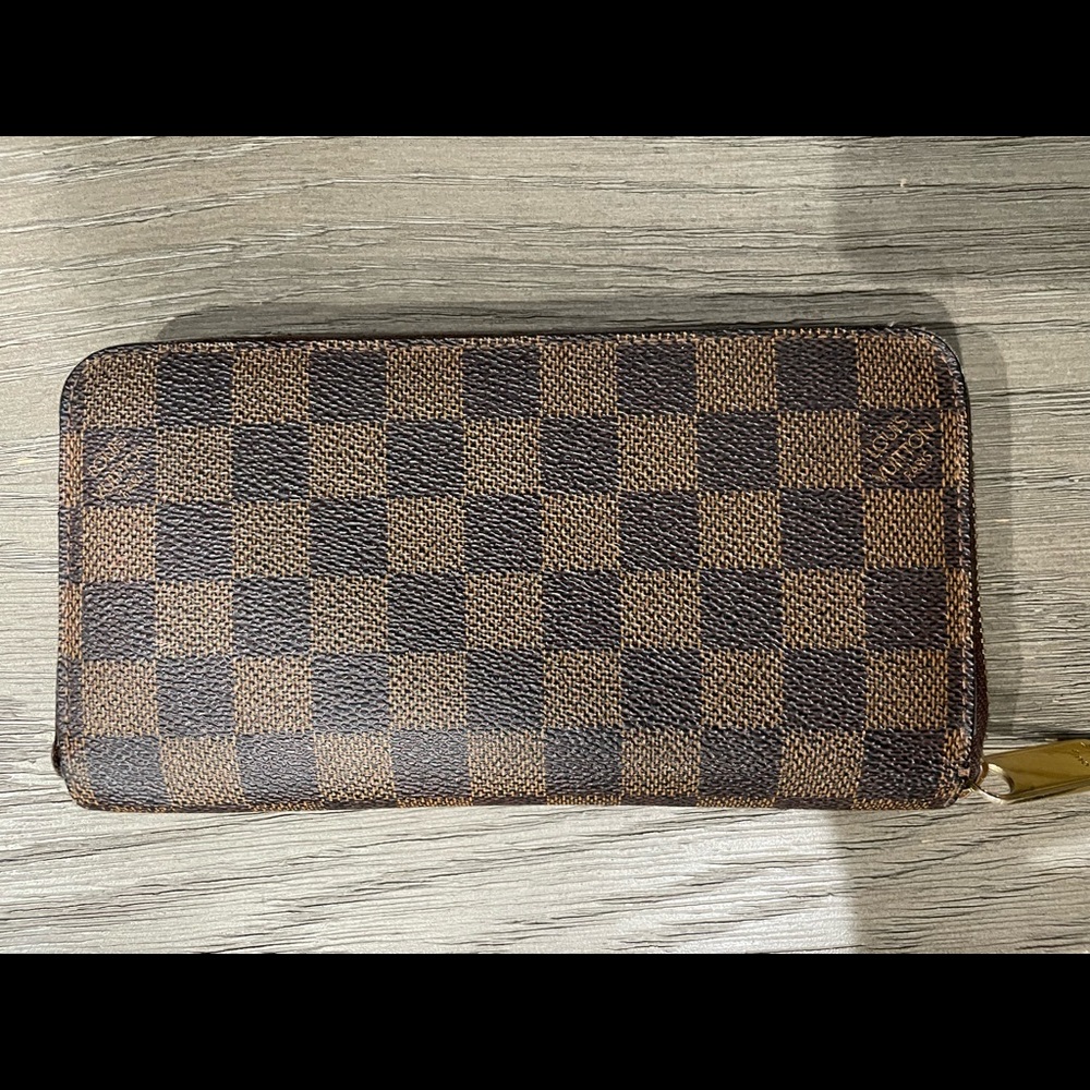 Louis Vuitton “Zippy” Wallet in material/pattern “Damier Ebene.”